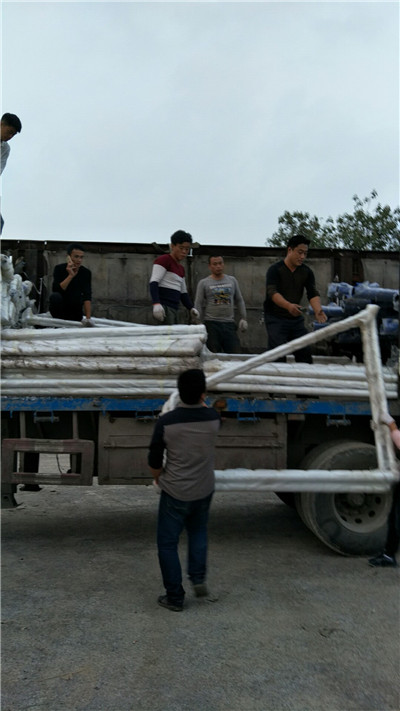 精致浩然體育 小學(xué)校園體育器材裝車中